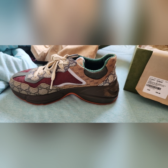 Gucci Sneakers 100% Authentic with Box - Picture 5 of 7